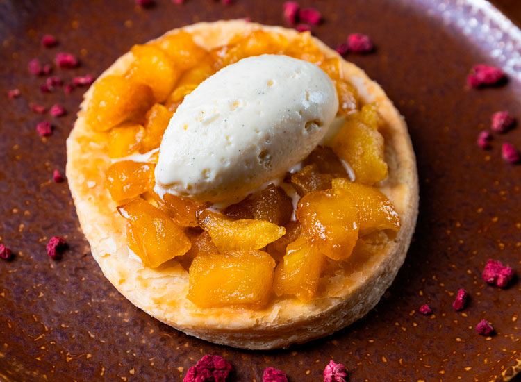 Tarta de manzana y helado de vainilla