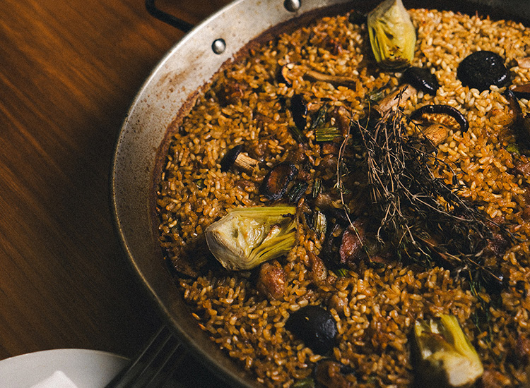Arroz ahumado de secreto y verduras de temporada
