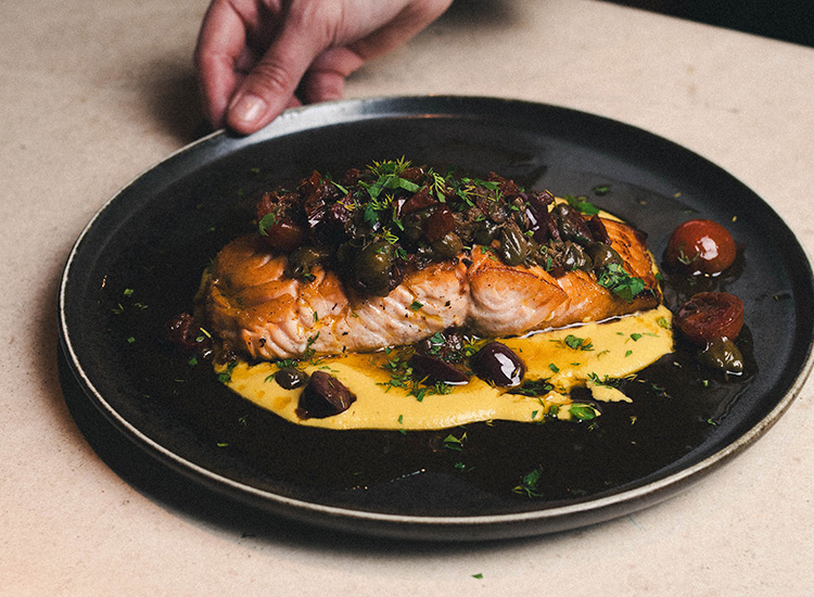 Salmón a la brasa con cherrys y Kalamata
